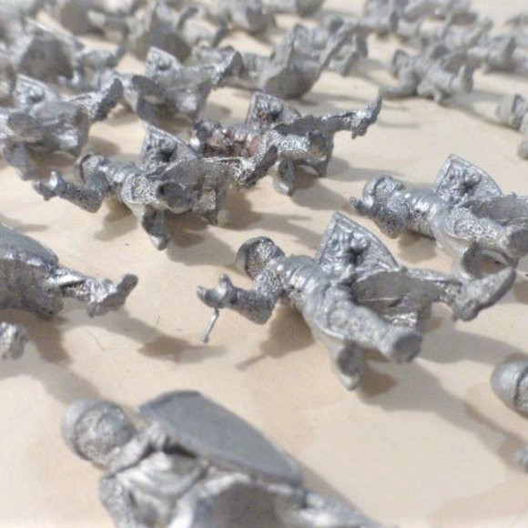 Huge Lot of LEAD Figures Lead WARRIORS Lead Men Unpainted Lead Figurines Dungeon - Picture 3 of 15